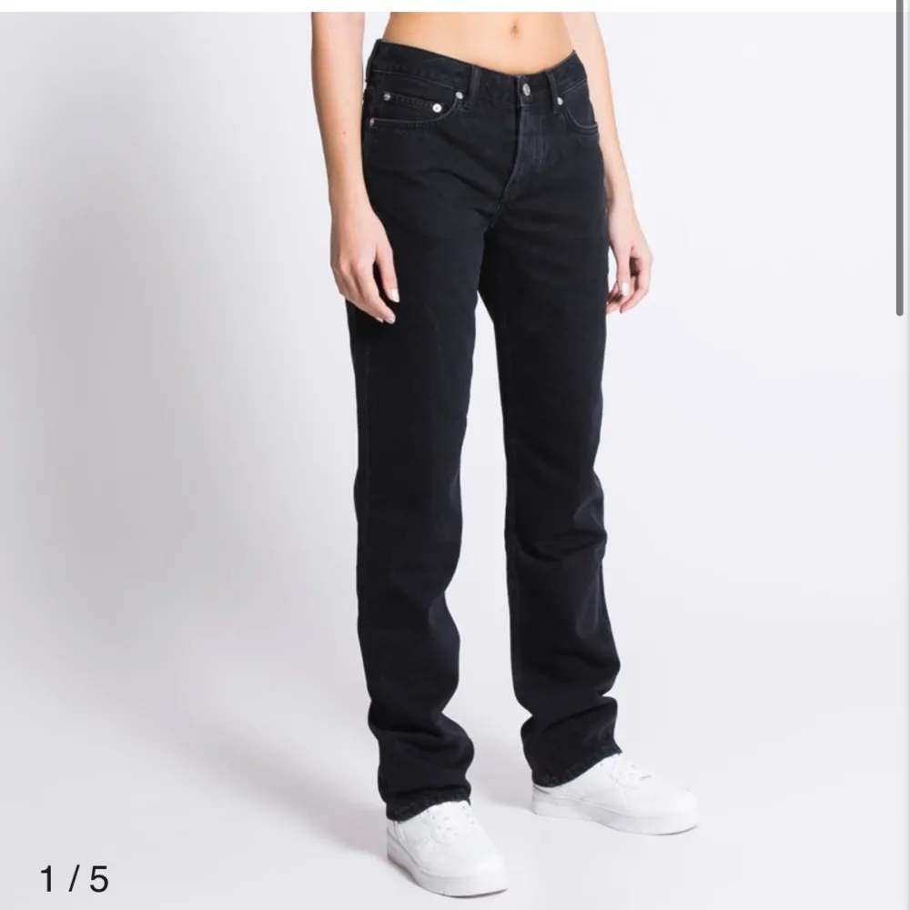 Säljer nu mina lågmidjade jeans från lager 157 då de aldrig kommer till andvändning längre, skick 9/10 andvända men inga defekter alls💕💕dm för egna bilder🤗. Jeans & Byxor.