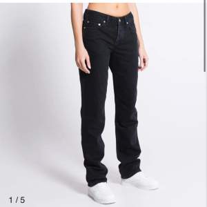 Säljer nu mina lågmidjade jeans från lager 157 då de aldrig kommer till andvändning längre, skick 9/10 andvända men inga defekter alls💕💕dm för egna bilder🤗