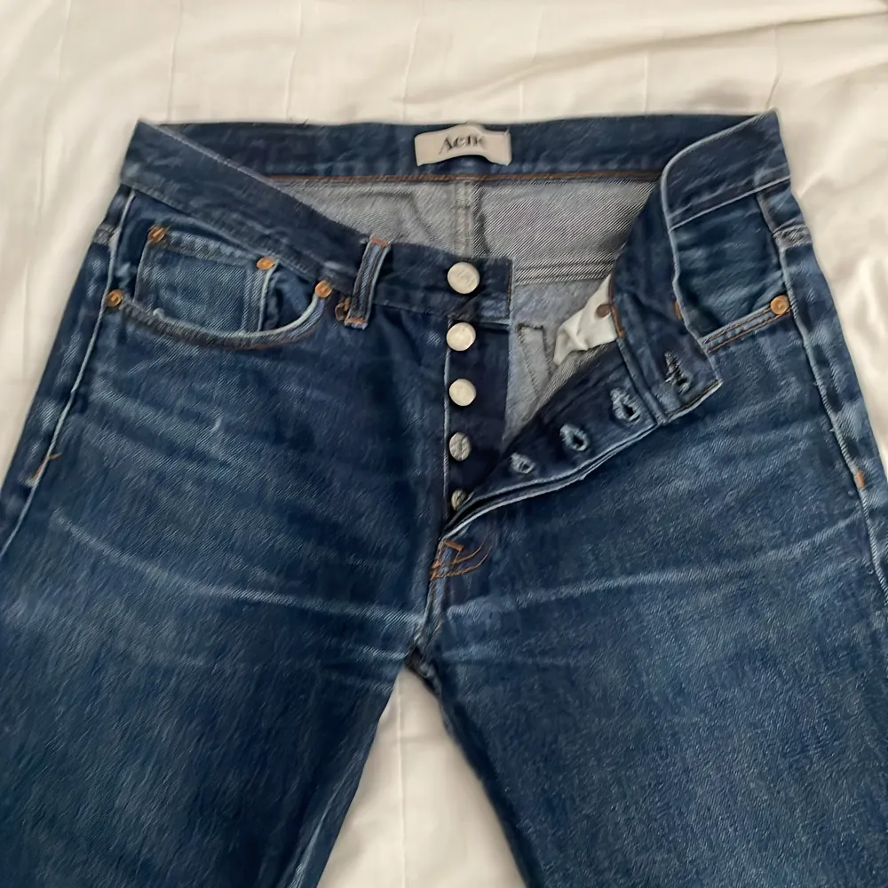 säljer mina acne jeans då dem blivigt för små. Bra skick. nypris 2700kr. storlek 30/32. tvätten är riktigt snygg o det är bara o höra av i vid frågor elr funderingar!. Jeans & Byxor.