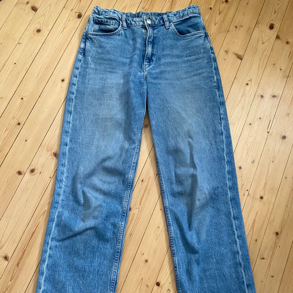 Straight mid waist jeans från H&M kids. Strl 164/13-14 år Säljer dem då de ej kommer till användning, perfekt i längd för mig som är 170 cm. Skriv till mig för mer information💖. Jeans & Byxor.