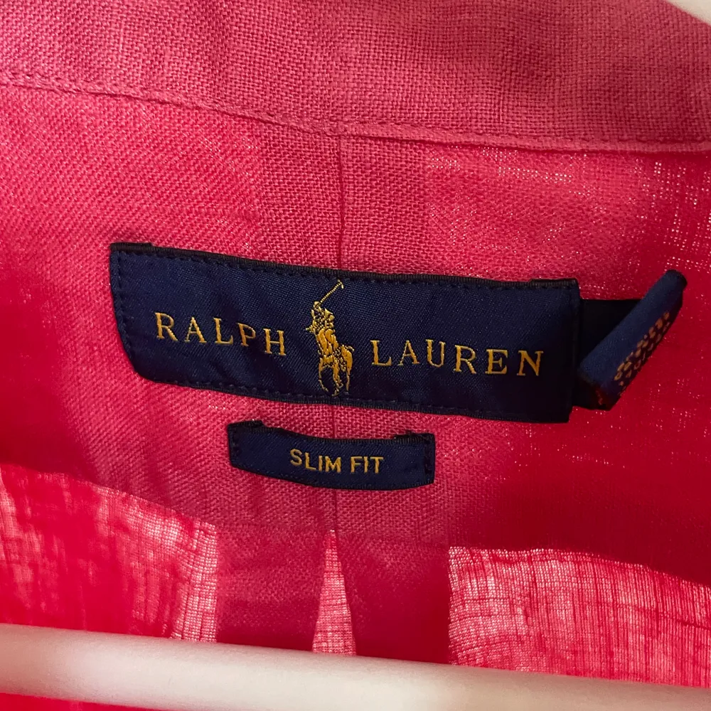 Tja, säljer en Ralph lauren linne skjorta i storlek s slim fit. Skick 9/10 Hör gärna av dig om du har några funderingar! Om du köper denna skjorta för full pris så får du även med tiger of Sweden skjortan !!!Priset kan diskuteras vid snabb affär 🙌🙌. Skjortor.