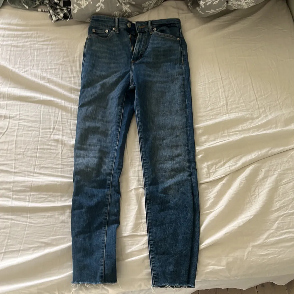 Säljer dessa snygga jeans ifrån Zara i storleken 32.  De är i fint skick och inga defekter. Jeans & Byxor.