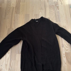  Stickad kofta -  Jättefin stickad svart kofta kanske inte ser jättefin ut på bilden men är mycket finare verkligheten den är från H&M och storlek är XXS
