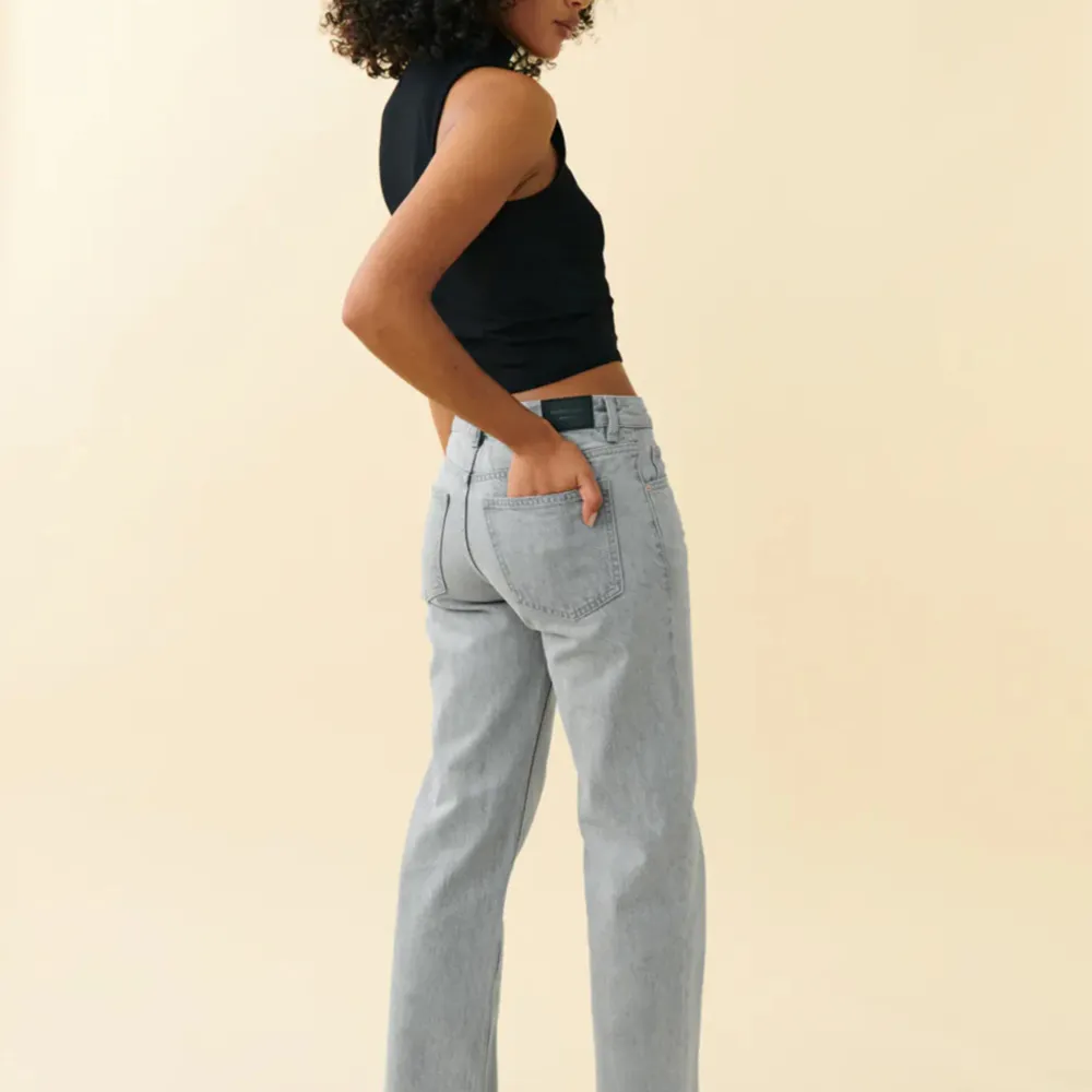 Ett par jätte snygga ljus gråa jeans från Gina tricot som är slutsålda i typ alla storlekar, aldrig använt eftersom de är för långa för mig, storlek 34! Köpte för 500 kr säljer för 350 kr . Jeans & Byxor.
