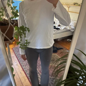långärmat från &otherstories - två långärmade i svart och vit från other strokes i superperfekt strlk❤️Sitter lite små oversized men ändå bra! 