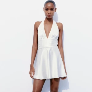 Vit satin klänning zara - Jättefin klänning från zara, endast prövad då den inte passade. Slutsåld på hemsidan Kan gå ner i pris vid snabb affär