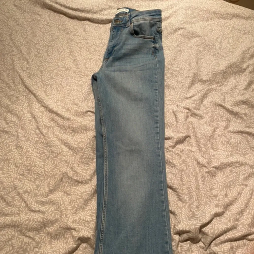 Ljusblåa bootcut jeans från jdy, Wadsten 26 o petite och knappt använda. Jeans & Byxor.