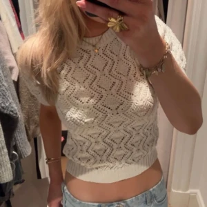 Beige topp zara  - Fin tröja från zara i nyskick. Säljer då den är något liten i armarna på mig. Är i stretchigt material så passar nog mellan xs och m. Vill sälja så priset går att diskutera❤️