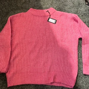 Rosa stickad - Köpt från lager 157 förra året. Säljer då den är för stor för mig. Aldrig andvänd med prislappen kvar.