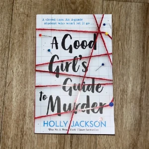 Bok: A Good Girls Guide to Murder - Boken har inga defekter och är i bra skick.