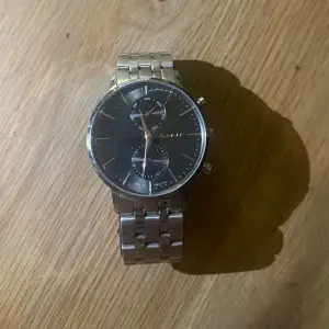 Gant Day-Date klocka (43mm). Har tecken på användning. Batteriet behöver bytas. I övrigt en fin och välfungerande klocka.