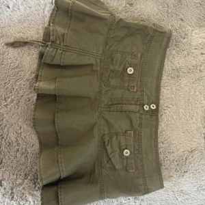 Minikjol - Säljer denna fina vintage minikjolen som passar perfekt till fest. Varan har varit väl omhändertagen. Storleken på minikjolen är 10, vilket motsvarar S. Kom privat för frågor/bilder❤️