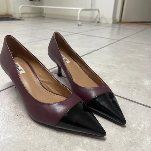 Klackskor  - Snygga tvåfärgade klackar från bibi lou💕Storlek 40 