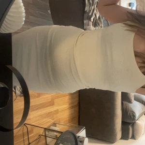 Klänning  - En fin Behie klänning med slits på sidan aldrig använd stolen s men passar M 