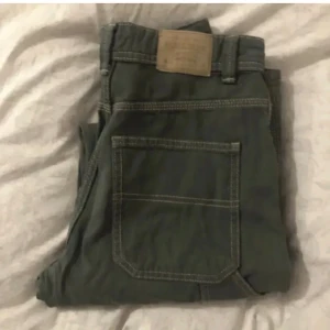 Cargo jeans - Cargo modell i jeansmaterial från pull&bear. Så snygga och sitter så bra. Slutar strax under naveln och är tillräckligt långa för mig som är 175cm. 
