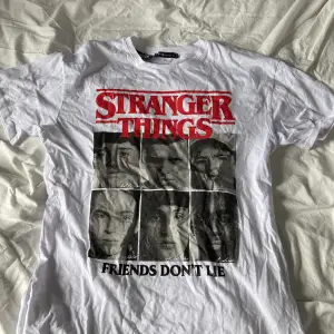 En vit stranger things t-shirt. Skick 10/10, inte använt en ända gång. Storlek S. Säljer av anledningen att en kompis till mig gav den till mig i födelsedagspresent för 2 år sen och sen har den bara stått och samlat damm.