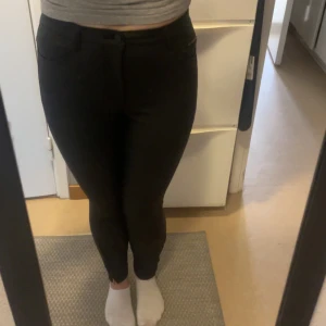 Jeans  - Skini jeans med dragkedja vid slutet av benet knappt använda stolen M passar s