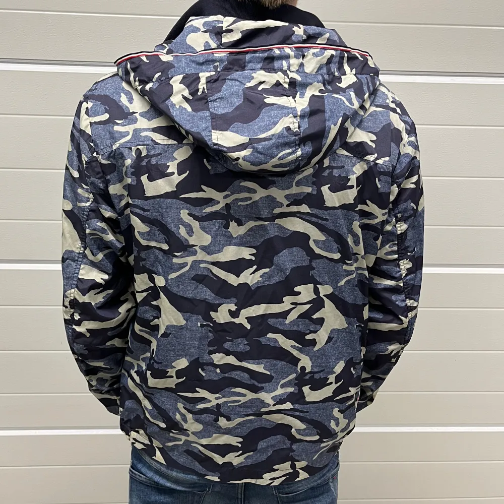 Sjukt cool moncler windbreaker i camo. Storlek 2 vilket motsvarar S/M, modellen på bilden är 178cm lång. Nypris 7899kr, köp för endast 3399kr. Inget og men givetvis äkta. Sov inte på denna!!💯Liten lagning på armen som inte synns annars fint skick. Jackor.