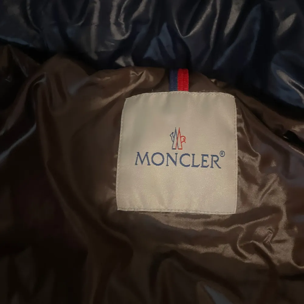 Moncler jacka i storlek 2, passar M-L. Skulle säga att den är i helt nyskick. Marinblå. Nypris ligger på ungefär 10000. Säljer då den är för stor för mig, hör av er för frågor!. Jackor.