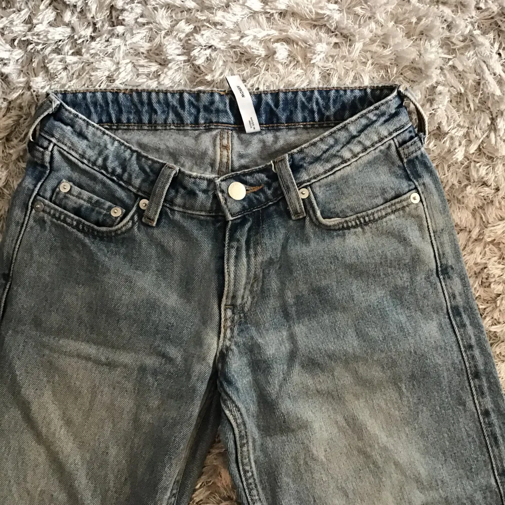 Jätte fina ljusblå low waist arrow jeans från weekday  Ny utan prislapp, nypris 590. Jeans & Byxor.