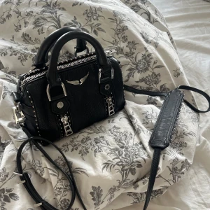 Zadig nano bag - Säljer min super fina Zadig nano väska då den ej kommer till användning. Sparsamt använd och är i fint skick. Dustbag medföljer🌟 Köpt på NK för ca 4000 men säljer för 2500💝💝  (Pris kan gå att diskutera)