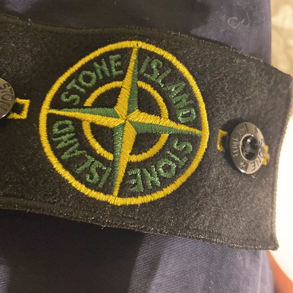 Säljer en extremt snygg Stone Island overshirt. Säljs pga att den är förstor. Ett perfekt val för uppkommande våren då den är tunn och skön.🌳😄  Om du har några frågor är det bara att höras av.. Jackor.