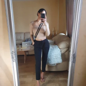 Byxor - Svarta byxor , perfekt för sommaren , ger jätte fin form på rumpan men tyvärr fyller jag inte ut dom som man borde. Står XS men är mer en S 👯🏽‍♀️  Innerbenslängd: 68 cm 91% Polyester & 9% Elestan