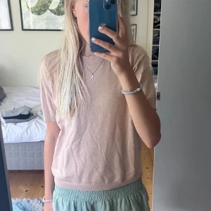 Stickad t-shirt - Beige jätte fin stickad t-shirt! Perfekt till sommaren😍 Köpt för 349 kr💕 