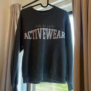 Sweatshirt - Sweatshirt med tryck från Gina Tricot. Bra skick :)