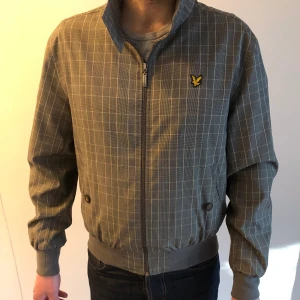 Lyle & Scott jacka herr  - Lyle & Scott jacka herr. Storlek medium.  Väl använd men i gott skick. 