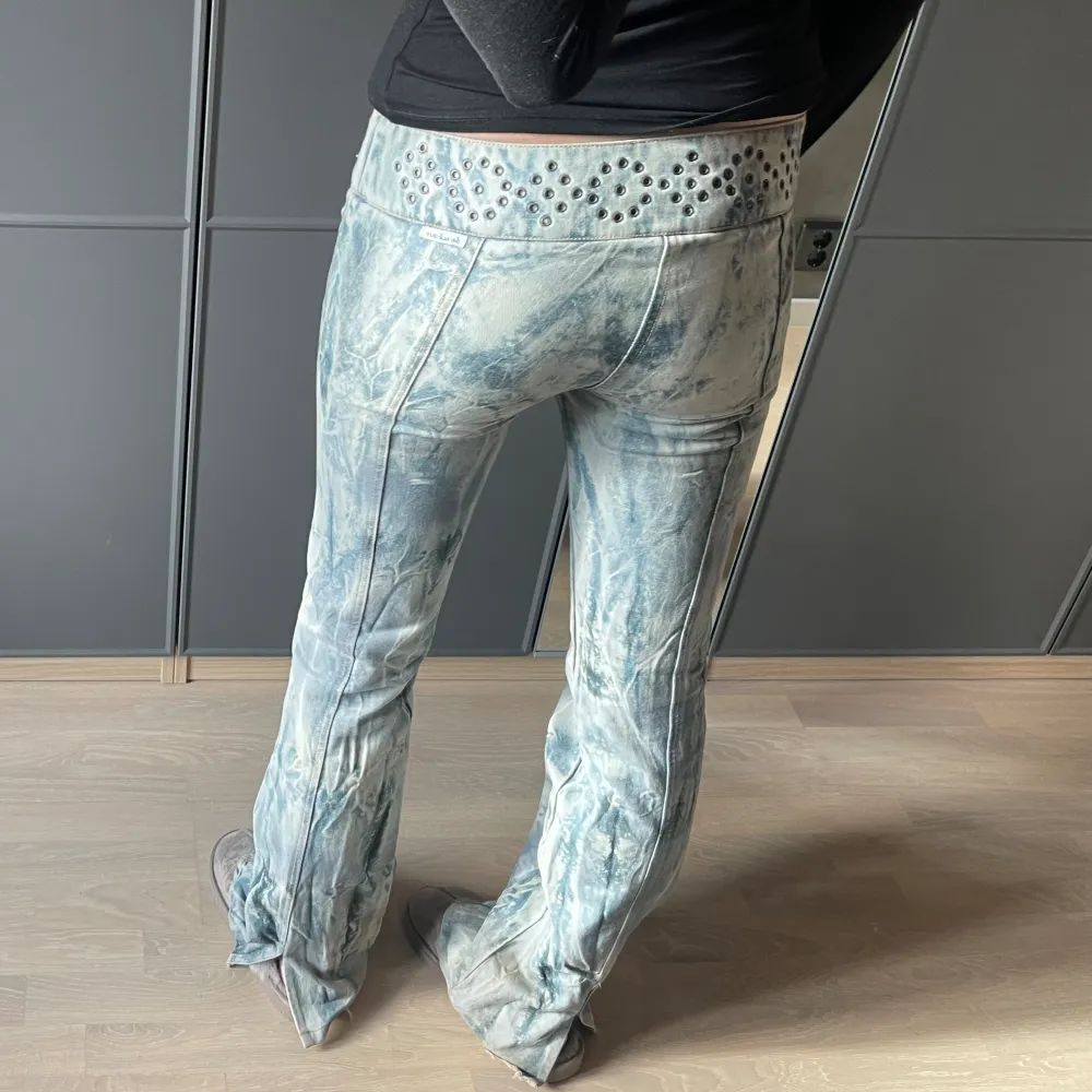 Supercoola lågmidjade jeans från märket Guess! Några defekter bak vid hälen (kan skicka bilder privat) annars är dom i perfekt skick. Innerbenslängd=88cm. Midjemått=38,5cm (rakt över).🩷. Jeans & Byxor.
