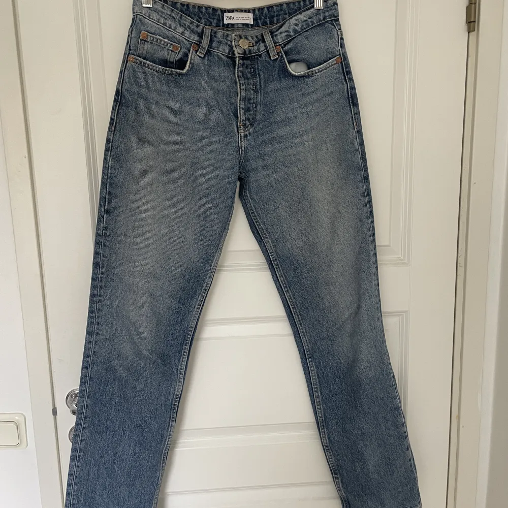 Lågmidjade straight leg jeans från Zara  Passar tyvärr inte mig så bra längre. Jeans & Byxor.