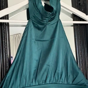 Topp från SHEIN  - Topp från SHEIN som nästan aldrig är använd, säljer då den inte kommer till användning. Öppen i ryggen🩷