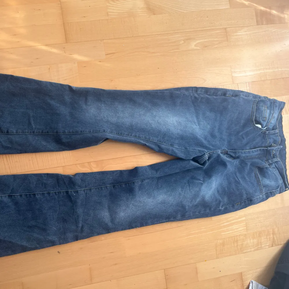 Jag säljer dessa Lowwaist coquett ballerina bootcut jeans då de inte kommer till användning längre. Jag kommer ej ihåg vad jag köpte de för. Men jag säljer de då för 199kr. Jeans & Byxor.