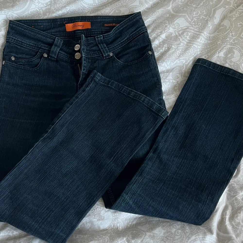 Super fina lågmidjade svarta jeans med sträck mönster. Mycket  gott skick. Det står - Leg 30”/ 76cm på insidan. Skulle säga att de passar för de med xs o s i strl <33. Jeans & Byxor.