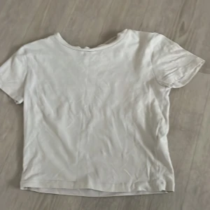 Magtröja  - Säljer denna magtröja ifrån H&M som inte kommer till användning längre. Skriv och fråga efter funderar.