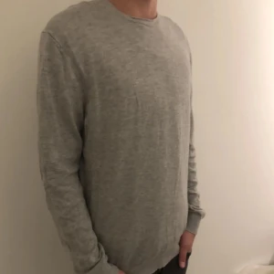 Grå tröja  - Grå merinoull tröja 