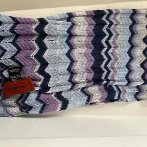 Missoni sjal - Säljer min fina missoni sjal som är köpt för 800kr men säljer för 550kr eftersom den har några hål men som inte syns när man har på sig den!🎀❤️