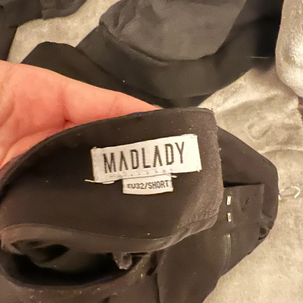 Säljer mina kostym byxkor, Stolek 32 SHORT från Madlady då dem inte kommer till användning💗 Ny pris 649kr. Farkut & Housut.