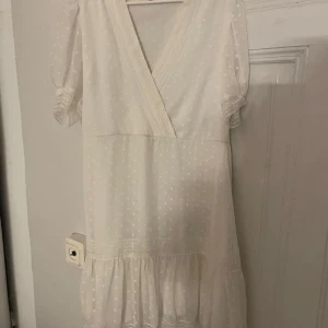 Vera moda klänning  - Jätte fin vera moda klänning använd 2 gånger ny pris 599kr, st 36 skriv om ni har några funderingar💕💕