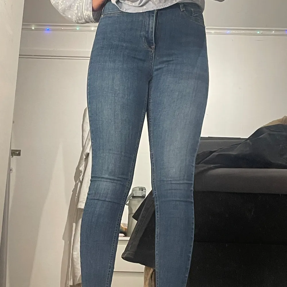 Blåa jeans från Gina Tricot i modellen Molly. Strl. S. Jeans & Byxor.