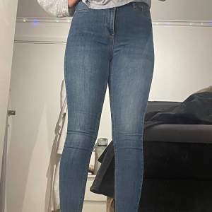 Blåa jeans från Gina Tricot i modellen Molly. Strl. S