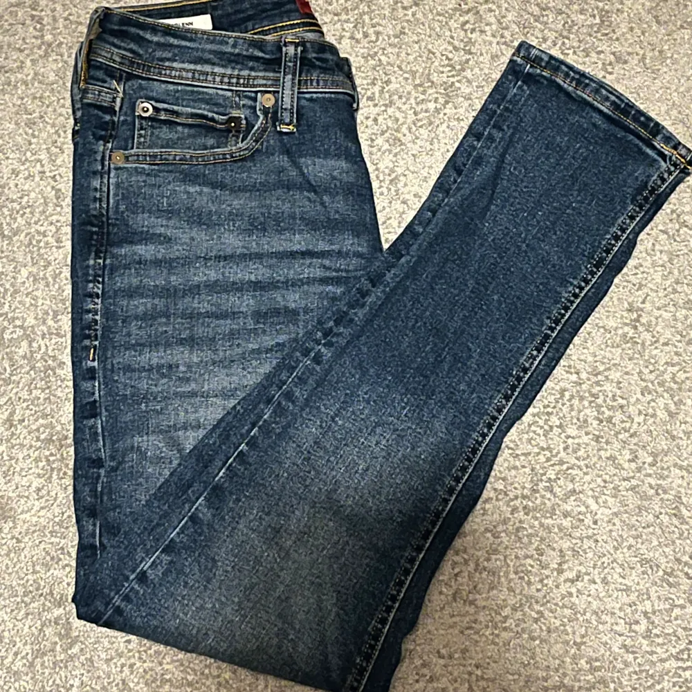 Tjena säljer dessa feta sellsynta Grisch Jack and Jones jeansen med slitningar. Dessa är i en finare model än dom vanliga så dessa kostar nya 999kr. Säljer pga att dom är för små. Grymt bra pris🤝. Jeans & Byxor.