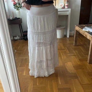 långkjolar - En urgullig långkjol köpt på Öland i somras, använd ett fåtal gånger!! 💗