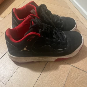 Jordan Sneakers 37,5 - Jordan Sneakers i bra skick  Storlek 37,5  Innermått 235 cm Nypris 1200 kr Säljes för 400 kr  