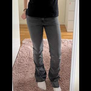 Säljer dessa helt oanvända grå jeans från Gina Tricot som tyvärr inte passade mig så bra. Bootcut med slit på utsidan av benen. Tveka inte att höra av dig om det finns någon fråga!  Använd gärna Köp nu