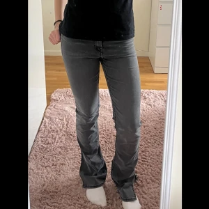 Jeans - Säljer dessa helt oanvända grå jeans från Gina Tricot som tyvärr inte passade mig så bra. Bootcut med slit på utsidan av benen. Tveka inte att höra av dig om det finns någon fråga!  Använd gärna Köp nu