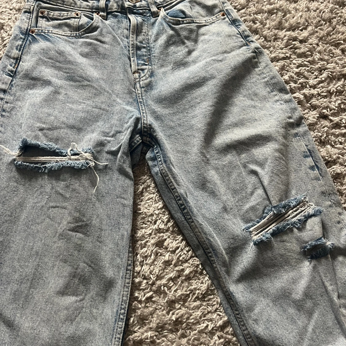 Ljusblå raka jeans med hål vid knäna - 92