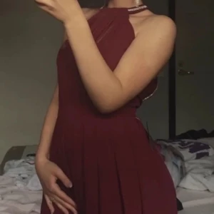 Balklänning  - Balklänning från nelly i stl 34, använd en gång! Den har en mycket fin öppning i ryggen🤍🤍