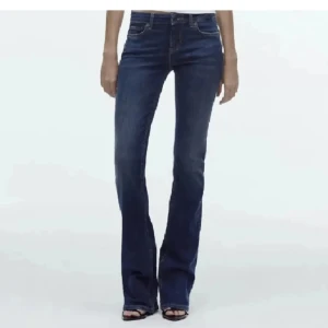 Zara jeans - Säljer dessa lowwaist bootcut jeansen från zara i mörkblå färg. Passar bra på mig som är runt 170. Skriv för egna bilder osv.